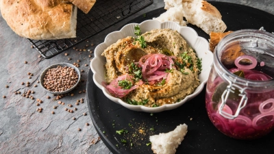 Ein Hummus - hier aus braunen Berglinsen - enthält nur pflanzliche Zutaten und ist daher für die vegane Ernährung besonders geeignet. (Foto: Christin Klose/dpa-tmn)