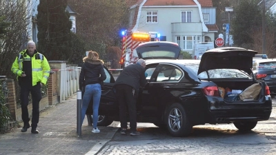 Polizisten untersuchen das Auto des Opfers. (Foto: Jörn Hüneke/TNN/dpa)