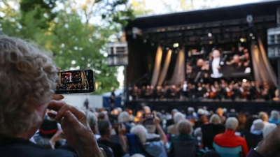 Das Open-Air-Konzert gehört inzwischen zur Festspiel-Tradition. (Foto: Daniel Löb/dpa)