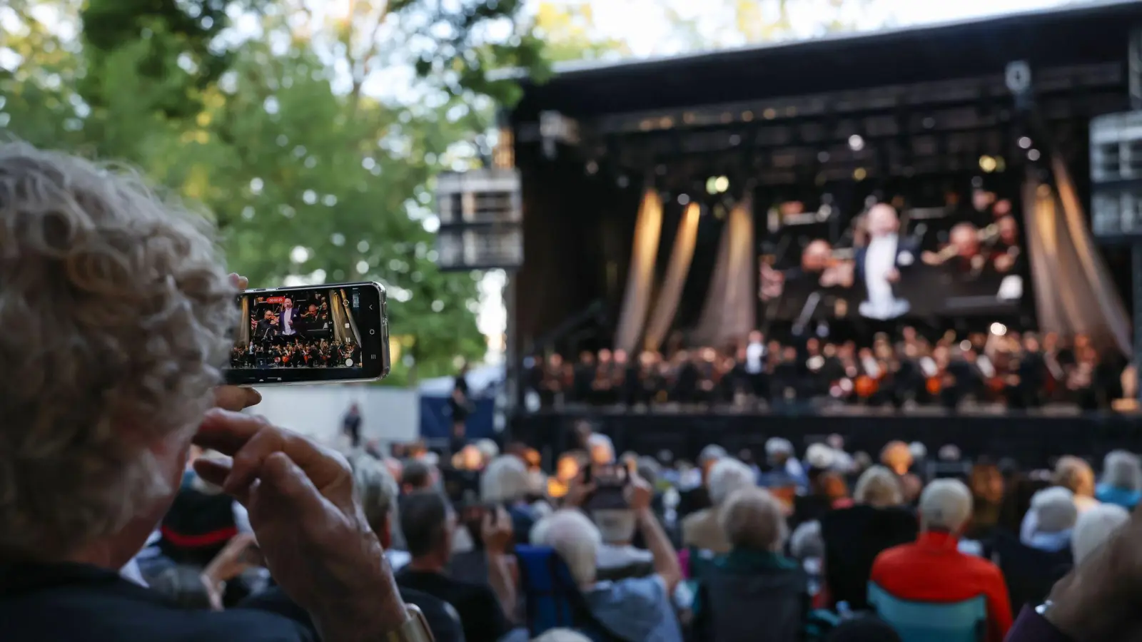 Das Open-Air-Konzert gehört inzwischen zur Festspiel-Tradition. (Foto: Daniel Löb/dpa)