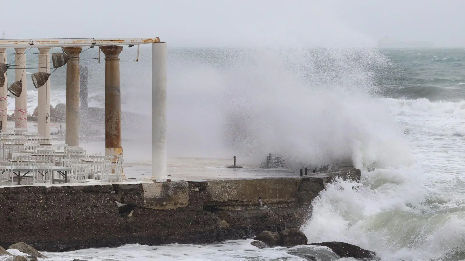 Die Behörden warnen vor hohem Wellengang - wie hier bei Málaga. (Foto: Álex Zea/EUROPA PRESS/dpa)