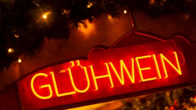 Ungeachtet der Farbe ist Glühwein besonders in der Vorweihnachtszeit beliebt. (Foto: Monika Skolimowska/dpa)