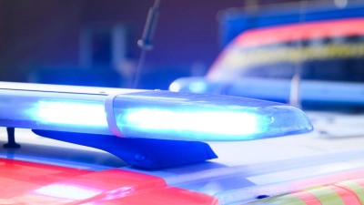 In der Dachauer Altstadt kam es zu einem folgenschweren Sturz auf einer Eisfläche. (Symbolbild) (Foto: Julian Stratenschulte/dpa)