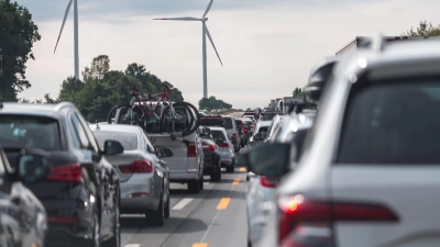 Politiker Streit: Sollen neben E-Autos in der EU ab 2035 auch noch neue Verbrenner zugelassen werden? (Archivbild) (Foto: Daniel Vogl/dpa)