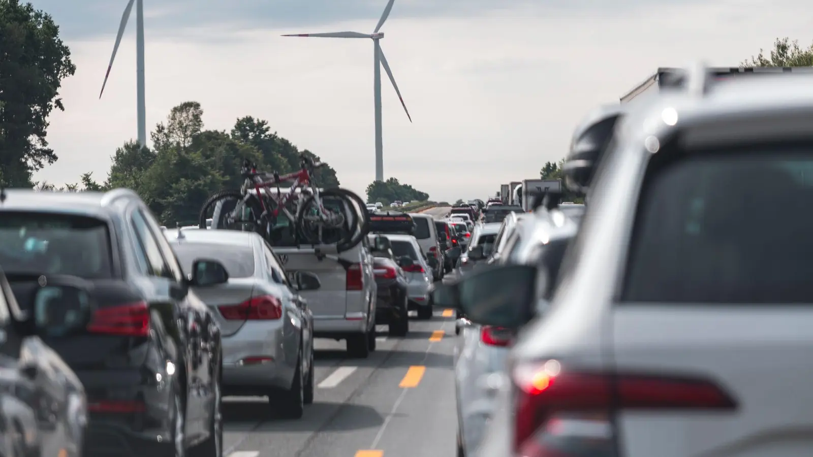 Politiker Streit: Sollen neben E-Autos in der EU ab 2035 auch noch neue Verbrenner zugelassen werden? (Archivbild) (Foto: Daniel Vogl/dpa)