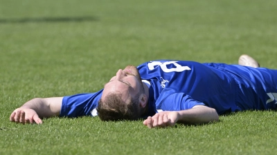 Enttäuschung pur nach dem Schlusspfiff: Der Steinachgründer Niklas Rückel muss die 1:3-Heimniederlage gegen den SC Feucht erst einmal verdauen. (Foto: Martin Rügner)