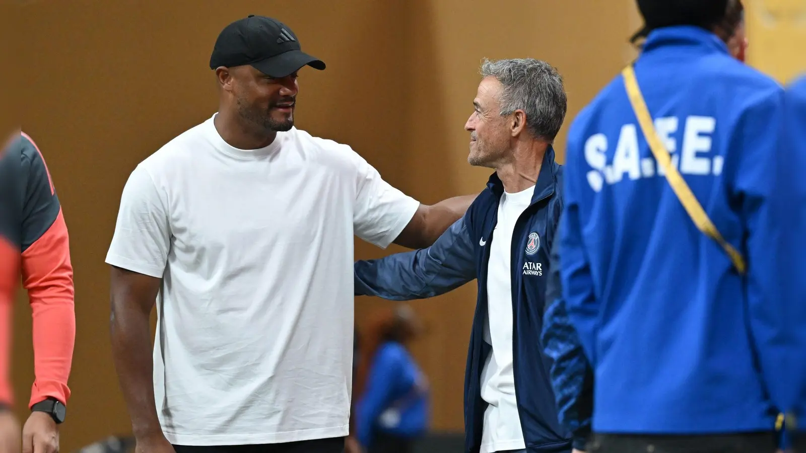 Sie kennen und sie schätzen sich: Bayern-Trainer Vincent Kompany (l) und PSG-Coach Luis Enrique. (Archivbild) (Foto: Sven Hoppe/dpa)