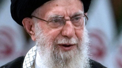 Irans Staatsoberhaupt Ajatollah Ali Chamenei droht Israel als Reaktion auf den nächtlichen Großangriff mit Vergeltung (Foto: Vahid Salemi/AP/dpa)