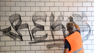 Die Deutsche Bahn setzt seit einigen Wochen mobile Handwerkerteams ein, die sich auch um die Beseitigung von Graffiti in Bahnhöfen kümmern sollen. (Archivbild) (Foto: Klaus-Dietmar Gabbert/dpa)