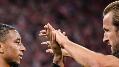 Zwei für den Ballon d'Or: Das Fünf-Tore-Duo Michael Olise (l) und Harry Kane. (Foto: Harry Langer/dpa)