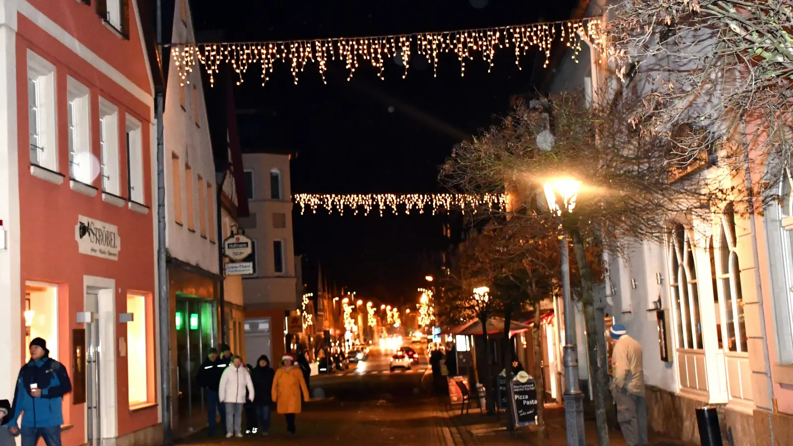 Die beleuchtete Innenstadt lädt auch in der Adventszeit zum Bummeln, Schauen und Einkaufen ein. (Foto: Gudrun Schwarz-Köhler)