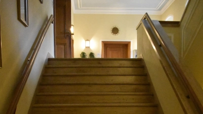 Für einige Senioren, Menschen mit Handicap und Familien mit Kinderwagen stellen die Treppen im Rathaus ein großes Hindernis dar, wenn sie in eines der oberen Stockwerke gelangen möchten. (Foto: Ute Niephaus)