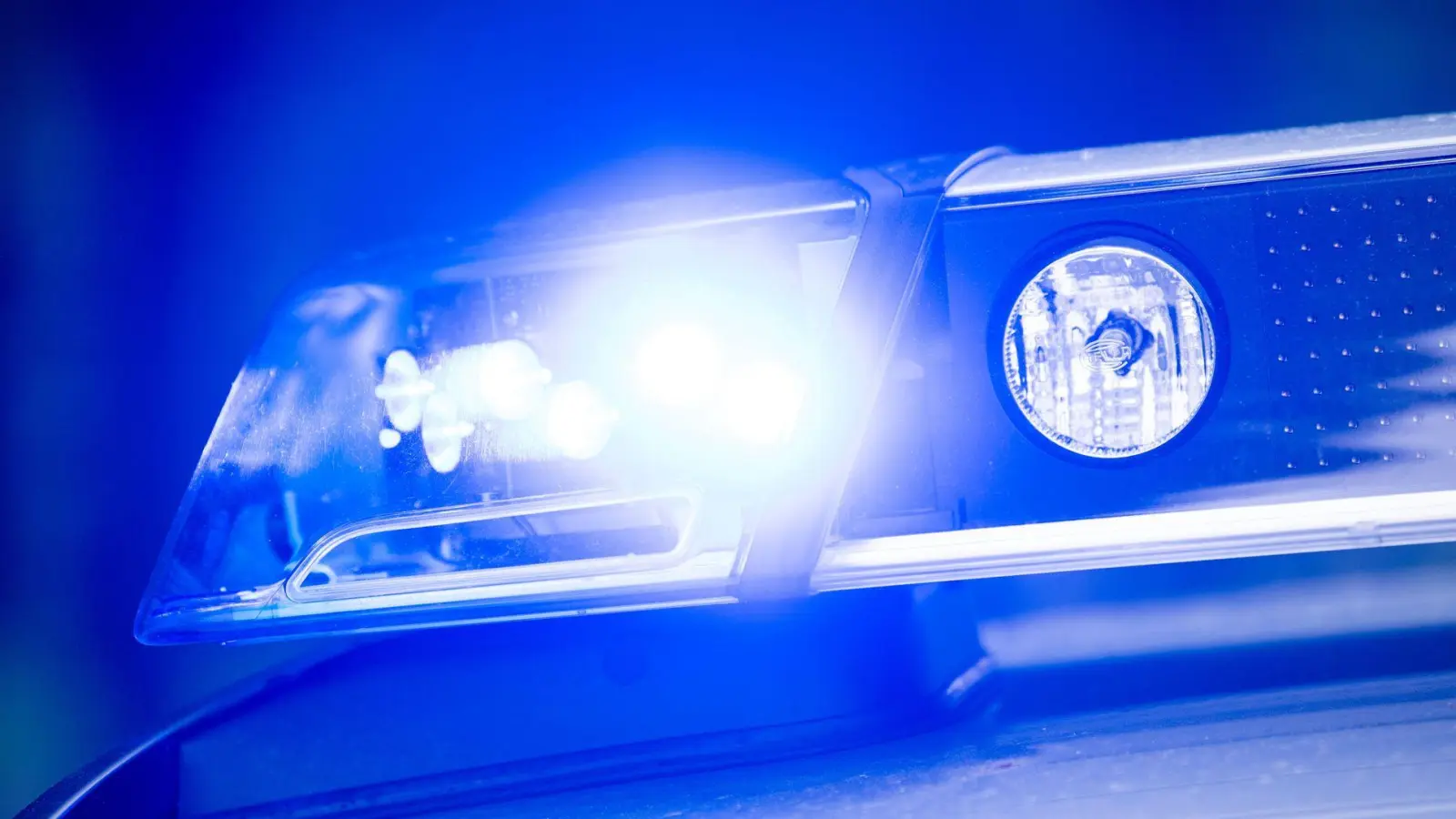 Vier Jugendliche wurden bei einer nächtlichen Spritztour mit 3,5 Tonnen schweren Bagger erwischt.  (Foto: Lino Mirgeler/dpa)