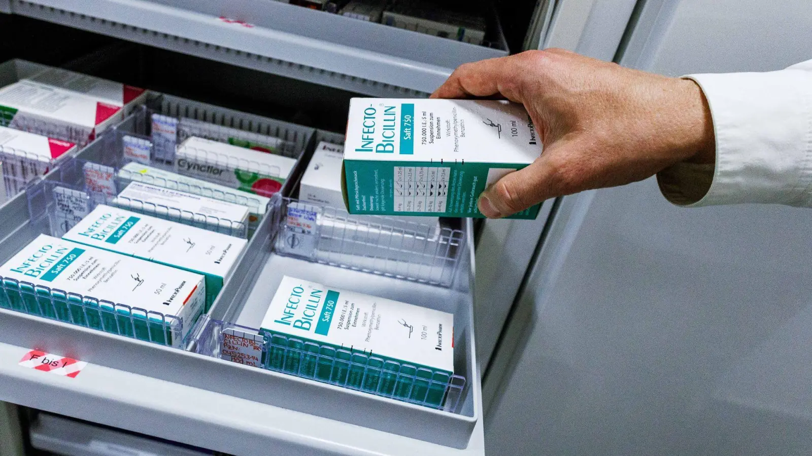 Viele Antibiotika basieren auf Penicillinen. (Illustration) (Foto: Carsten Koall/dpa)