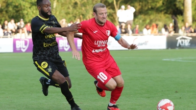 Hesperingens Kapitän Dominik Stolz (rechts), im Spiel gegen FC Progrès Niederkorn. (Foto: Albert Krier)