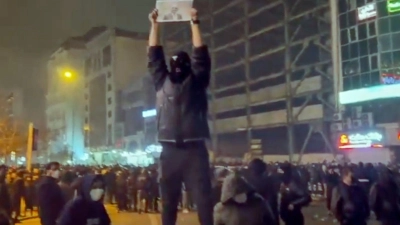 Seit bald zwei Wochen gehen Menschen im Iran auf die Straße. (Foto: Uncredited/UGC via AP/dpa)