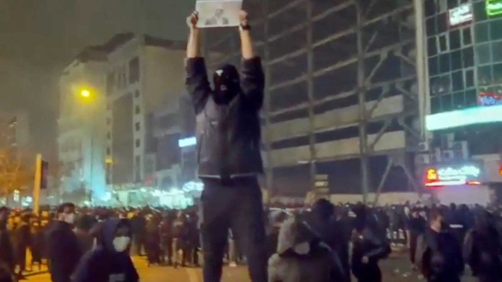 Seit bald zwei Wochen gehen Menschen im Iran auf die Straße. (Foto: Uncredited/UGC via AP/dpa)