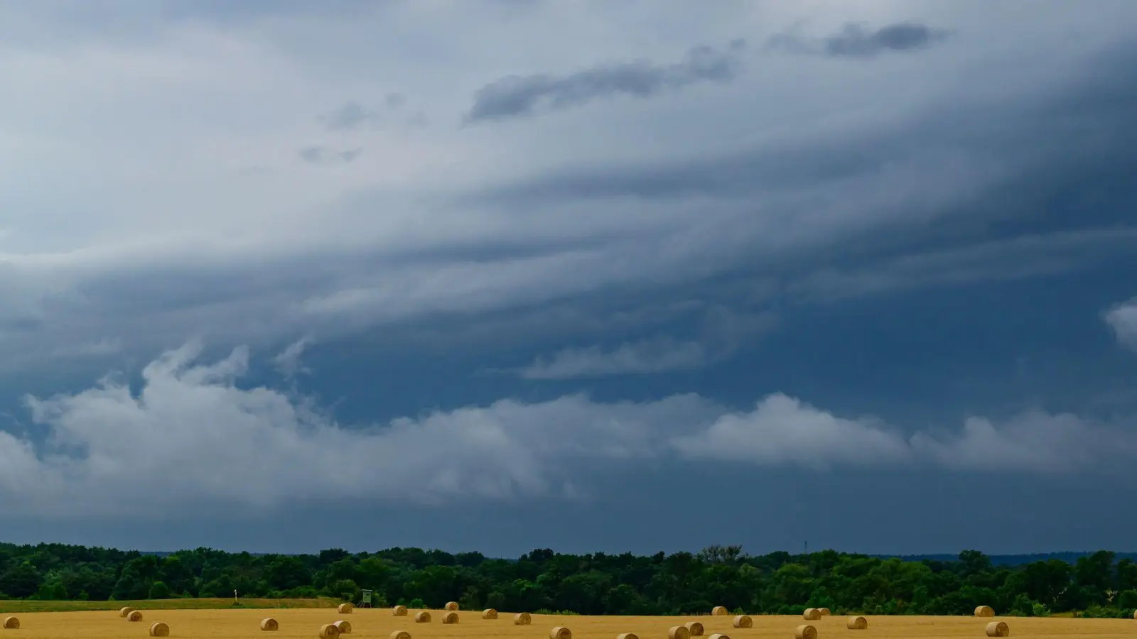 Die Hitze geht, Wolken und Gewitter kommen. (Symbolbild) (Foto: Patrick Pleul/dpa)