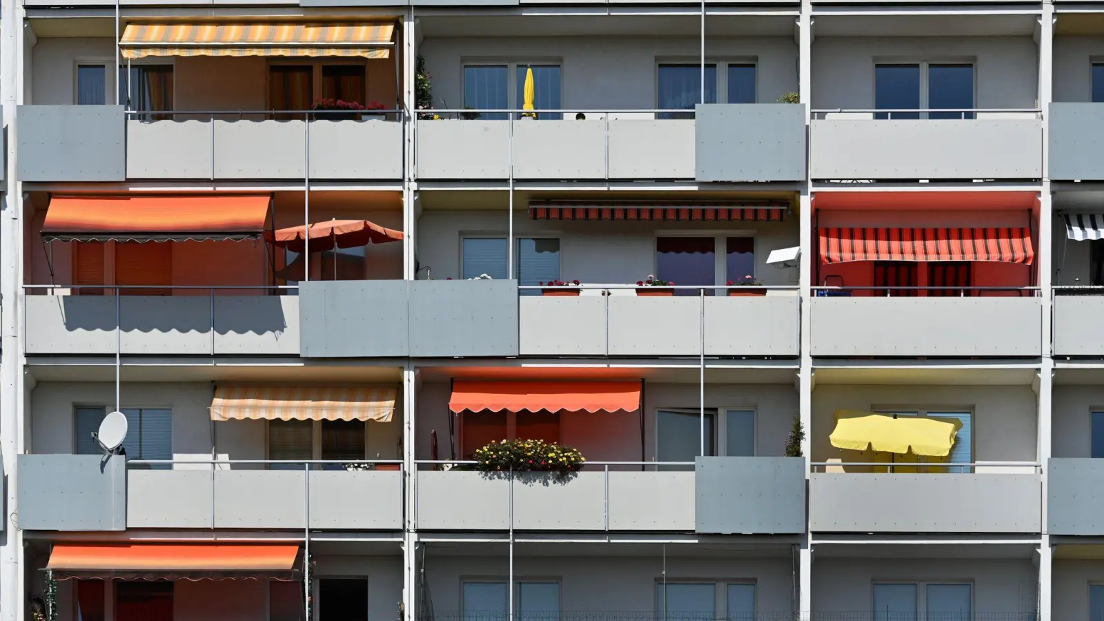 Geklemmt oder gebohrt? In Wohnungseigentümergemeinschaften macht das bei Markisen einen großen Unterschied. (Foto: Volkmar Heinz/dpa-Zentralbild/dpa-tmn)