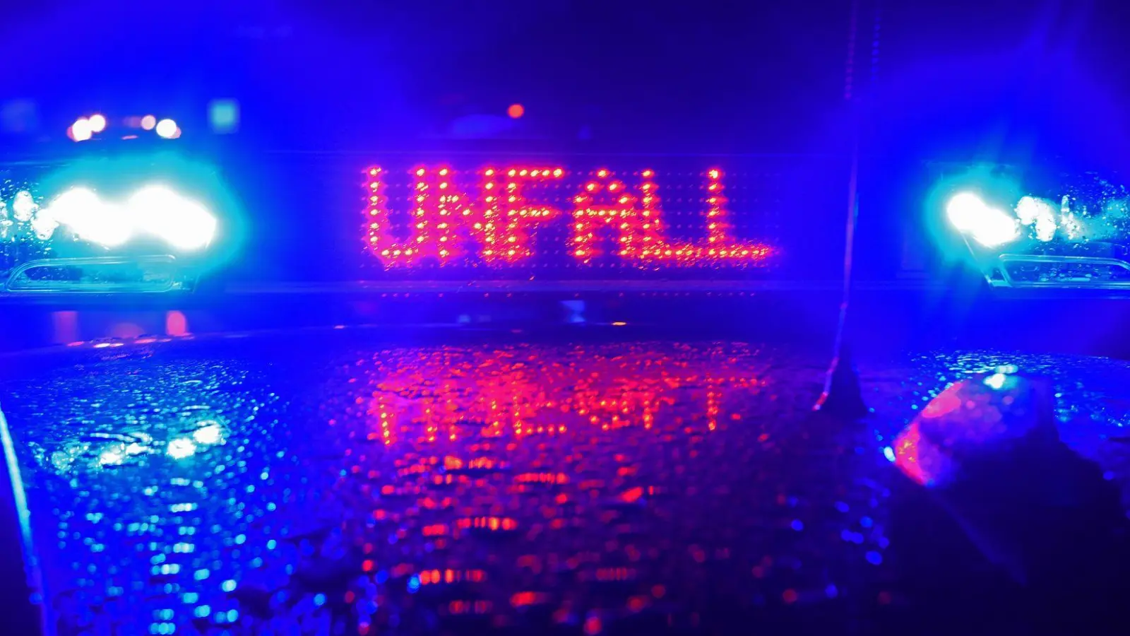 Ein unter Kokaineinfluss stehender Mann hat auf der A3 einen schweren Unfall verursacht. (Symbolbild) (Foto: Stefan Puchner/dpa)