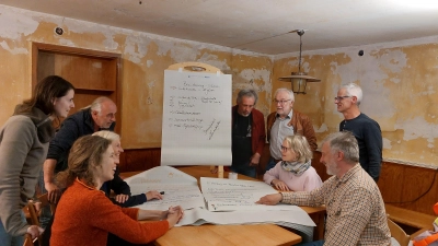 Gedankenaustausch in traditionsreichem Rahmen: In der Gaststube des ehemaligen Gasthauses Krone, das Stadtrat Harald Domscheit (rechts vorne) gekauft hat und derzeit saniert, trafen sich ALL und Die Grünen. (Foto: Monika Lechler)