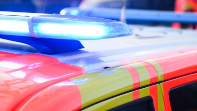 Ein Auto erwischte am Mittwochnachmittag in Krautostheim ein Kind. Der Fahrer konnte nicht mehr rechtzeitig bremsen. (Symbolbild: Julian Stratenschulte/dpa)