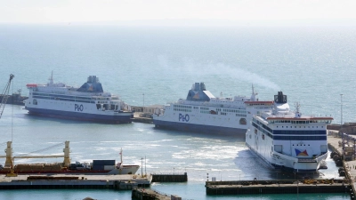 Die drei P&O-Fähren „Spirit of Britain“, „Pride of Canterbury“ und „Pride of Kent“ werden im Kreuzfahrtterminal des Hafens von Dover in Kent festgemacht. (Foto: Gareth Fuller/PA Wire/dpa)
