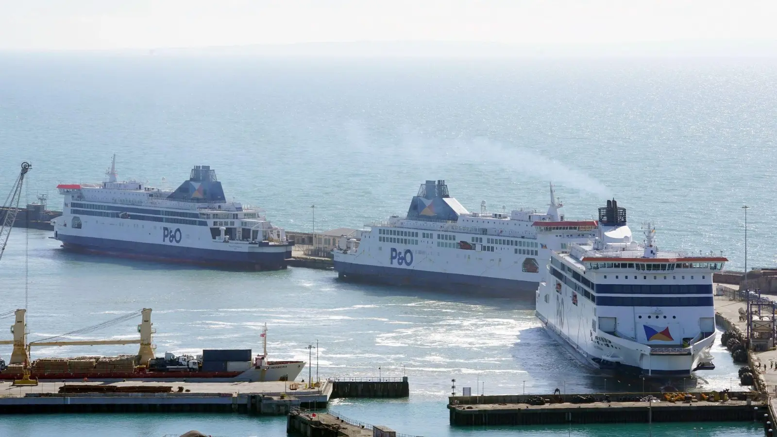 Die drei P&O-Fähren „Spirit of Britain“, „Pride of Canterbury“ und „Pride of Kent“ werden im Kreuzfahrtterminal des Hafens von Dover in Kent festgemacht. (Foto: Gareth Fuller/PA Wire/dpa)