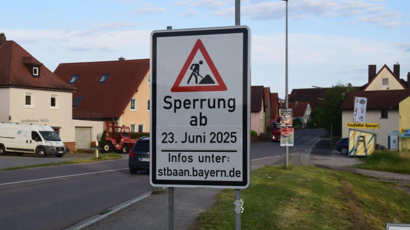 Ab Montag ist die Ortsdurchfahrt von Gollhofen gesperrt. Grund sind die beginnenden Arbeiten der Dorferneuerung mit Sanierung der Bundesstraße 13. (Foto: Gerhard Krämer)