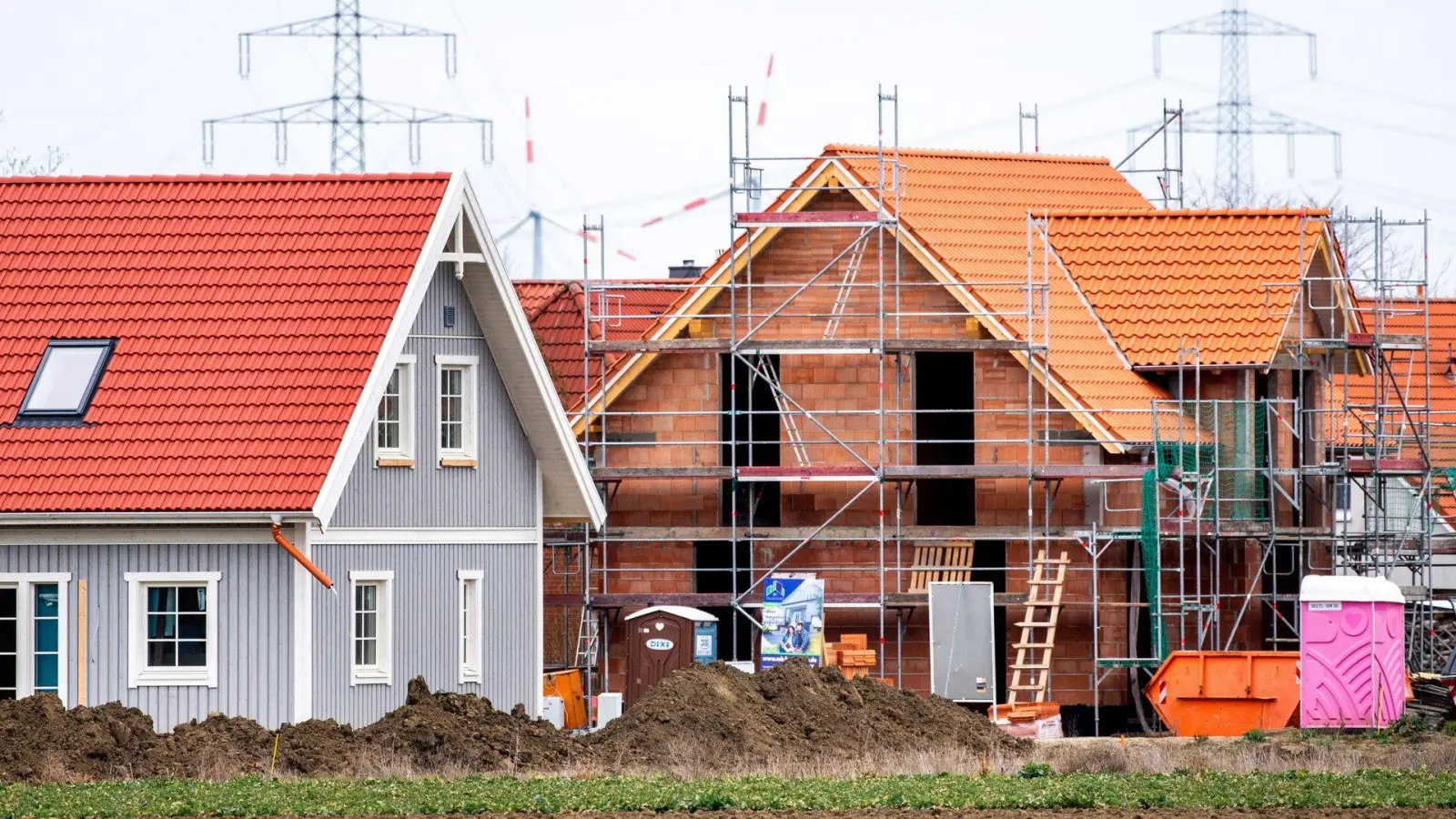 Verbraucher müssen wieder deutlich höhere Zinsen für Immobilienkredite zahlen. (Archivbild) (Foto: Hauke-Christian Dittrich/dpa)