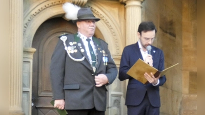 Oberbürgermeister Christoph Rösch verlas am Rathaus den Urkundentext. Links neben ihm: Schützenmeister Michael Ehrlinger. (Foto: Karl-Heinz Gisbertz)