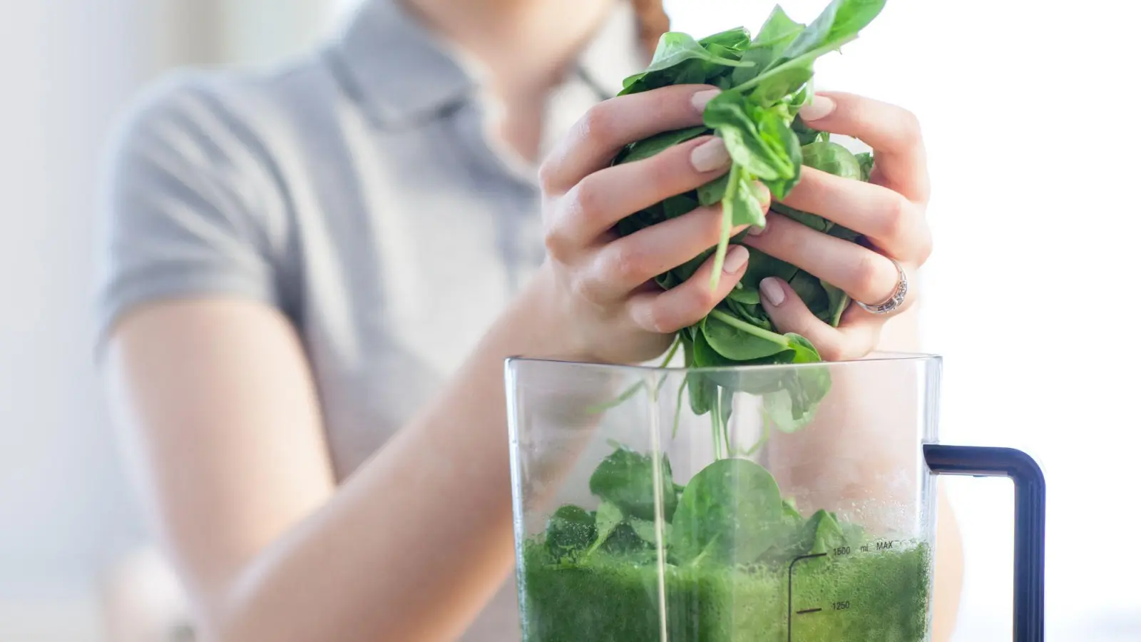 Die Stiftung Warentest hat Mixer von klein bis groß getestet: fünf Smoothie-Maker und elf Stand- und Hochleistungsmixer. (Foto: Christin Klose/dpa-tmn)