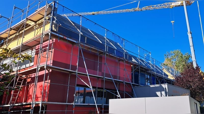 Lange mussten Personal und Kinder darauf warten: Seit Ende April ist die Kindertagesstätte Kunterbunt eine Baustelle, um das undichte Dach zu sanieren. (Foto: Florian Schwab)
