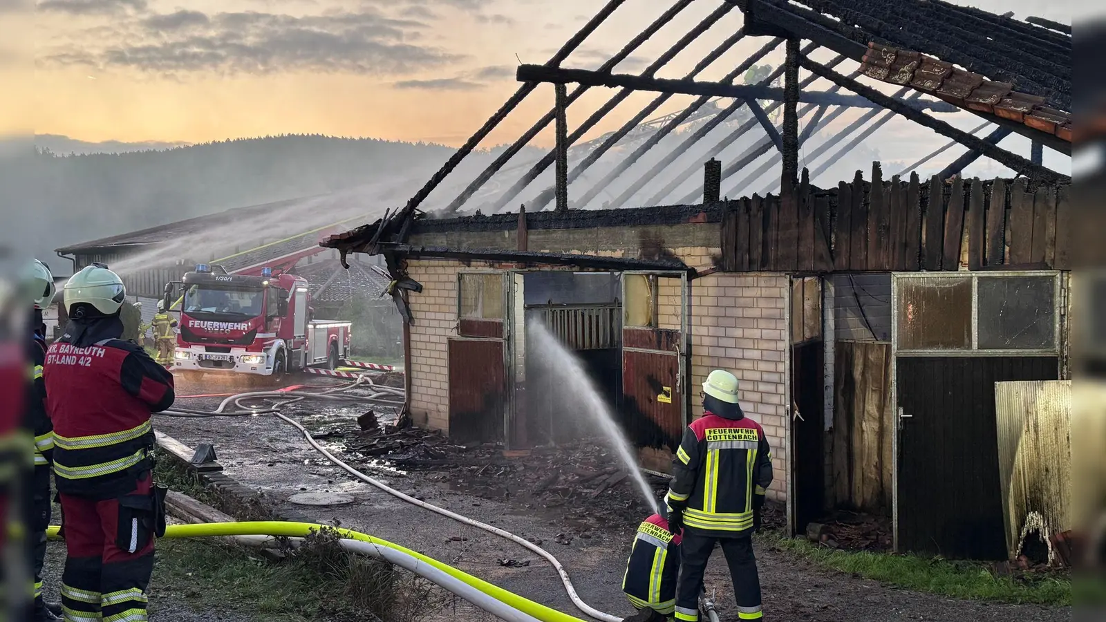 Stundenlang waren die Feuerwehrleute im Einsatz, um den Brand zu löschen. (Foto: Stephan Fricke/News5/dpa)