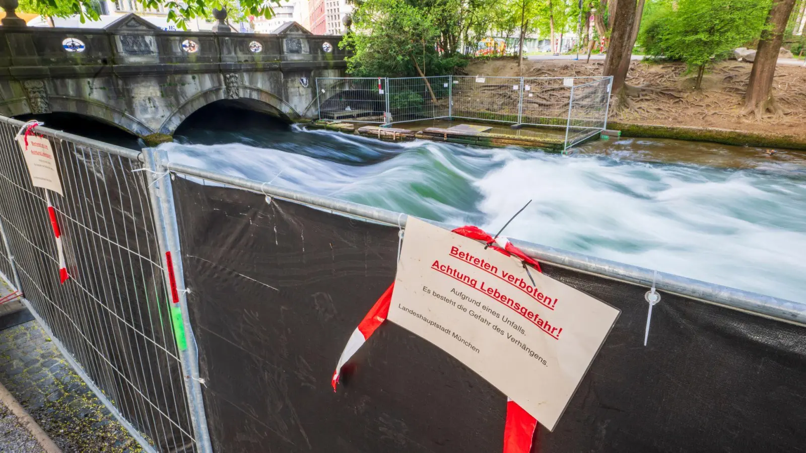 Nach einem schweren Surfunfall erwägen die Behörden, zur Ermittlung der Unglücksursache die Münchner Eisbachwelle zeitweise trockenzulegen. (Foto: Peter Kneffel/dpa)
