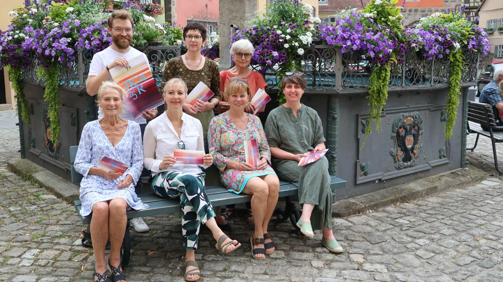 Ursula Herzog, Monika Hoenen, Bürgermeisterin Nora Engelhard, Rebecca Schiepek (sitzend von links), Armin Bestelmeyer, Andrea Doberstein und Mechthild Gerlach (stehend von links) freuen sich auf die Jubiläumssaison des Theater- und Kulturrings Dinkelsbühl. (Foto: Martina Haas)