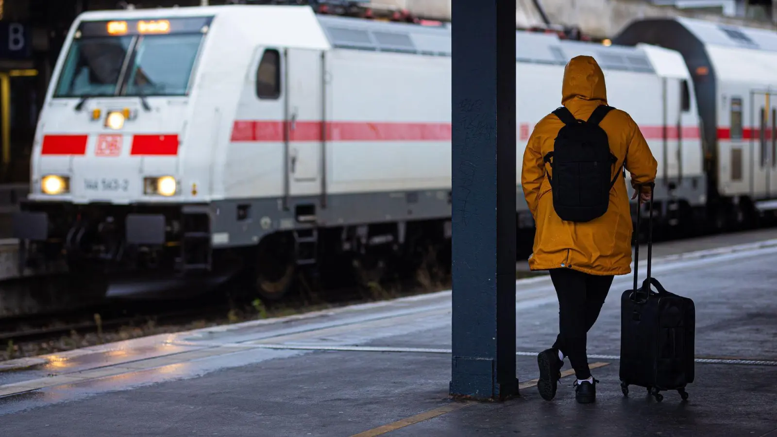 Schietwetter: Wegen Herbststürmen kann es im Bahnverkehr zu erheblichen Einschränkungen kommen. (Foto: Moritz Frankenberg/dpa/dpa-tmn)