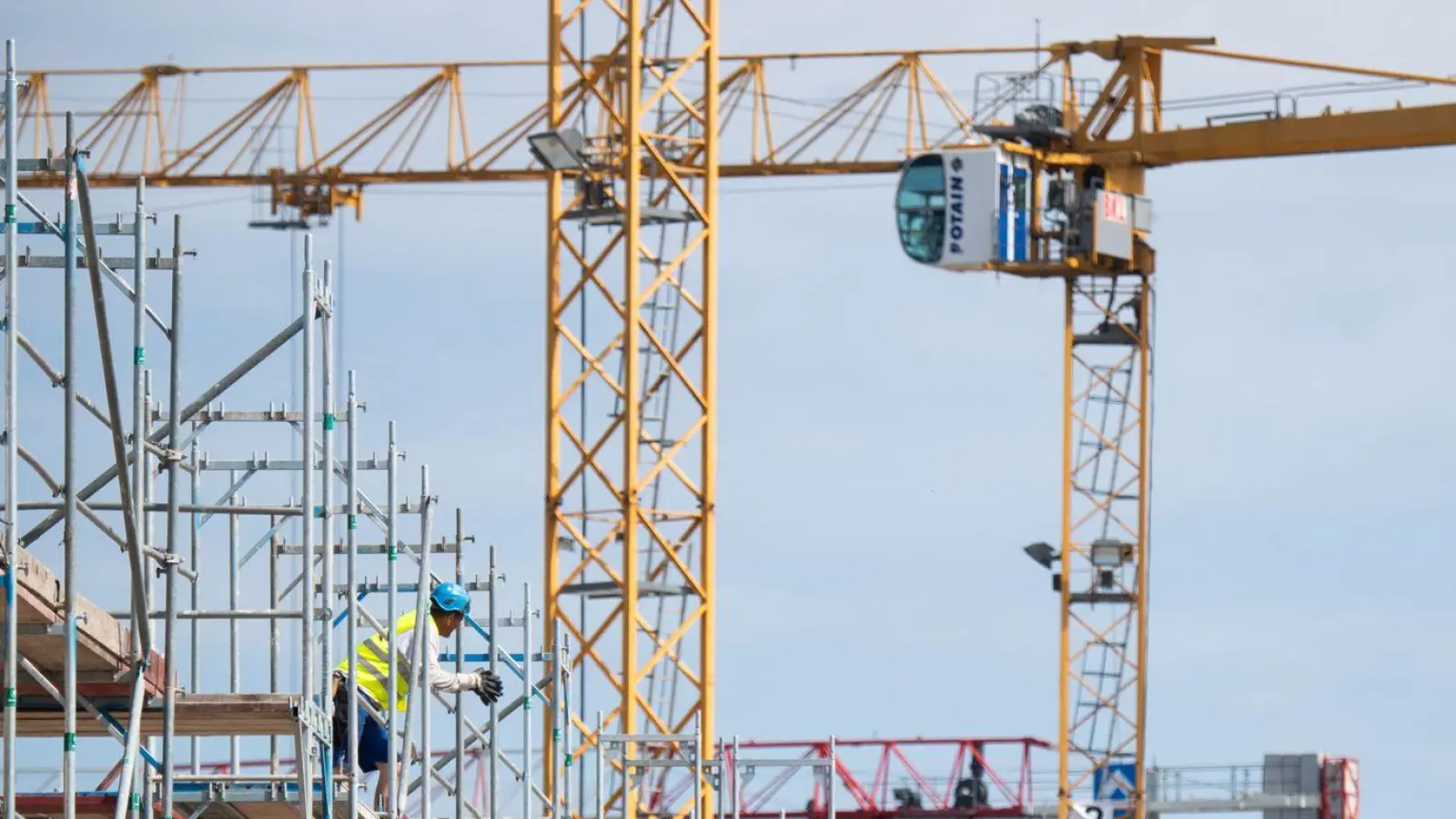 Die Zahl der fertiggestellten Wohnungen hat sich seit dem Jahr 2021 kaum verändert. (Foto: Julian Stratenschulte/dpa)