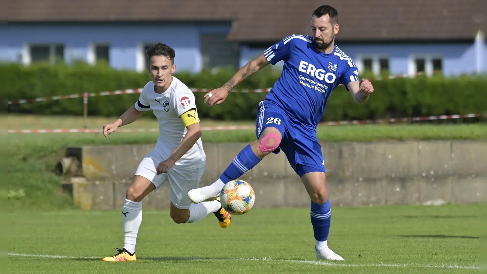 Julian Schuderer (in Blau, hier in einem Spiel gegen Seligenporten) war einer der Aktivposten für Fortuna Neuses beim Kantersieg gegen Berg. (Foto: Martin Rügner)