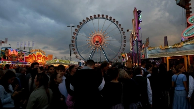 Das wechselhafte Wetter der vergangenen Tage überschattet die Wiesn nicht. (Archivbild) (Foto: Felix Hörhager/dpa)