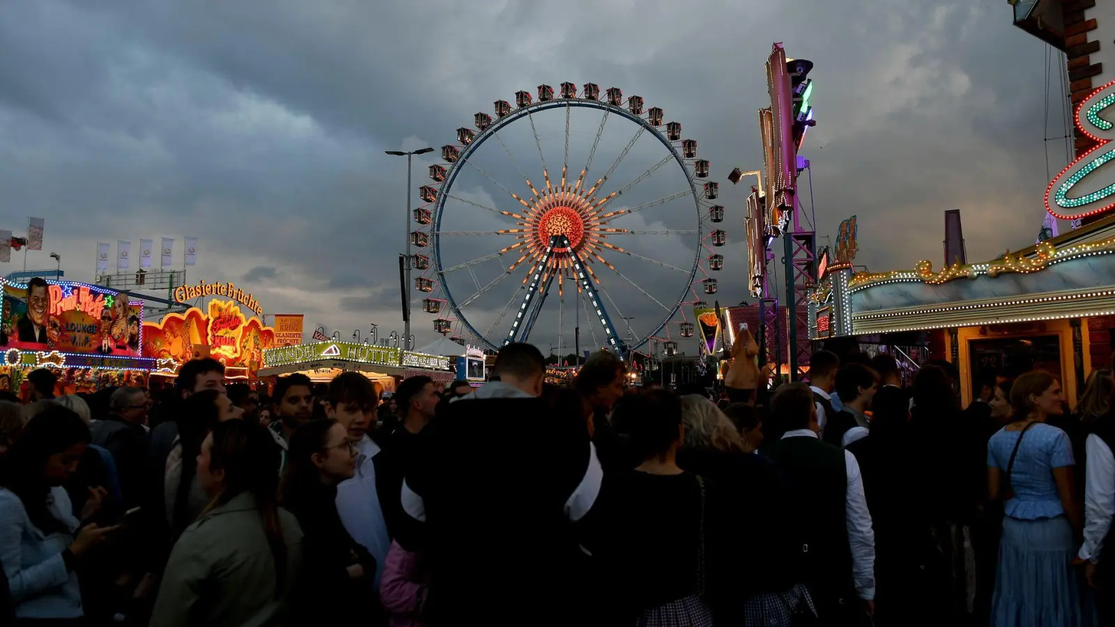 Das wechselhafte Wetter der vergangenen Tage überschattet die Wiesn nicht. (Archivbild) (Foto: Felix Hörhager/dpa)