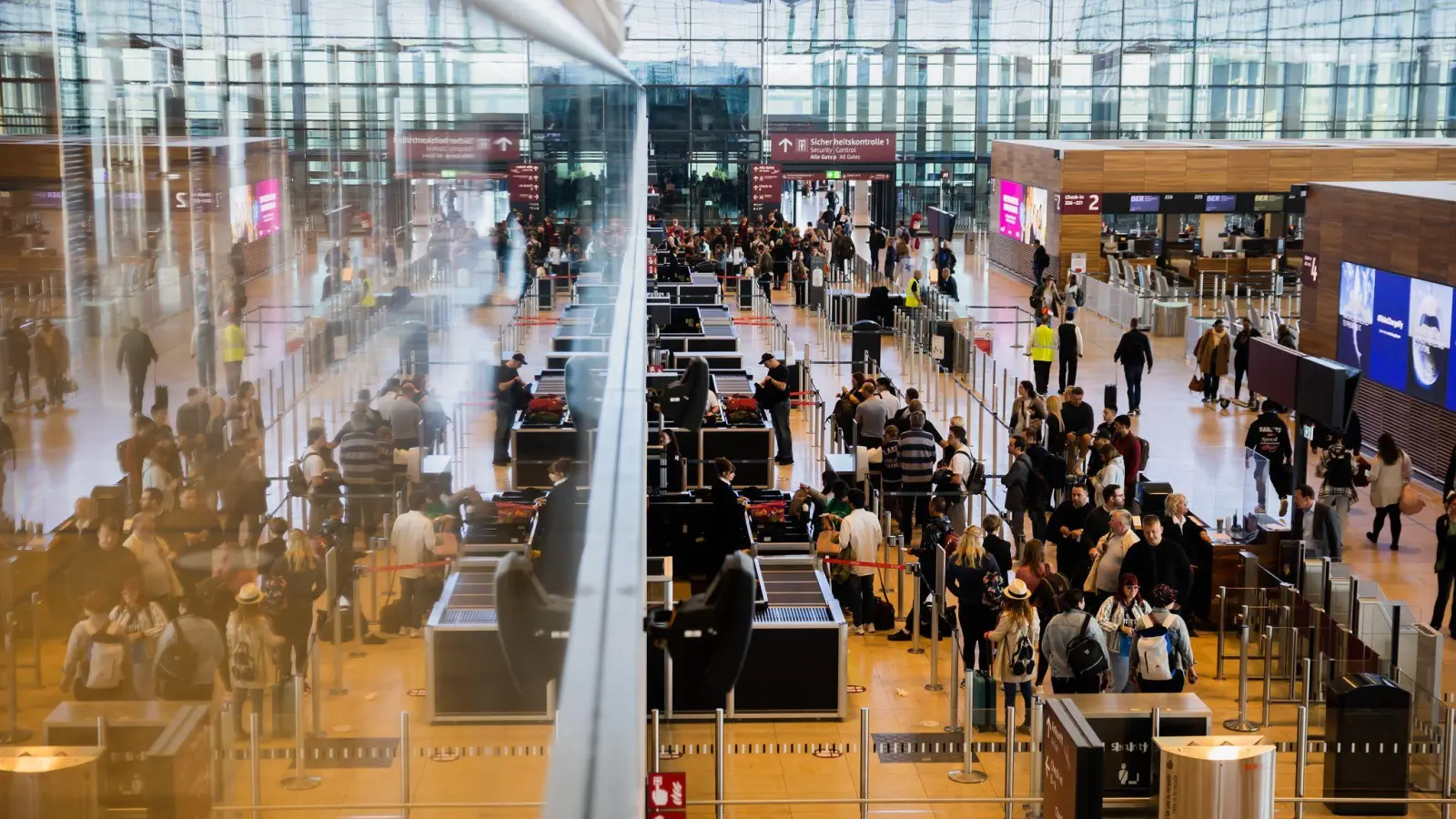 Luftfahrtverbände erwarten höhere Preise für Flugtickets (Archivbild). (Foto: Christoph Soeder/dpa)