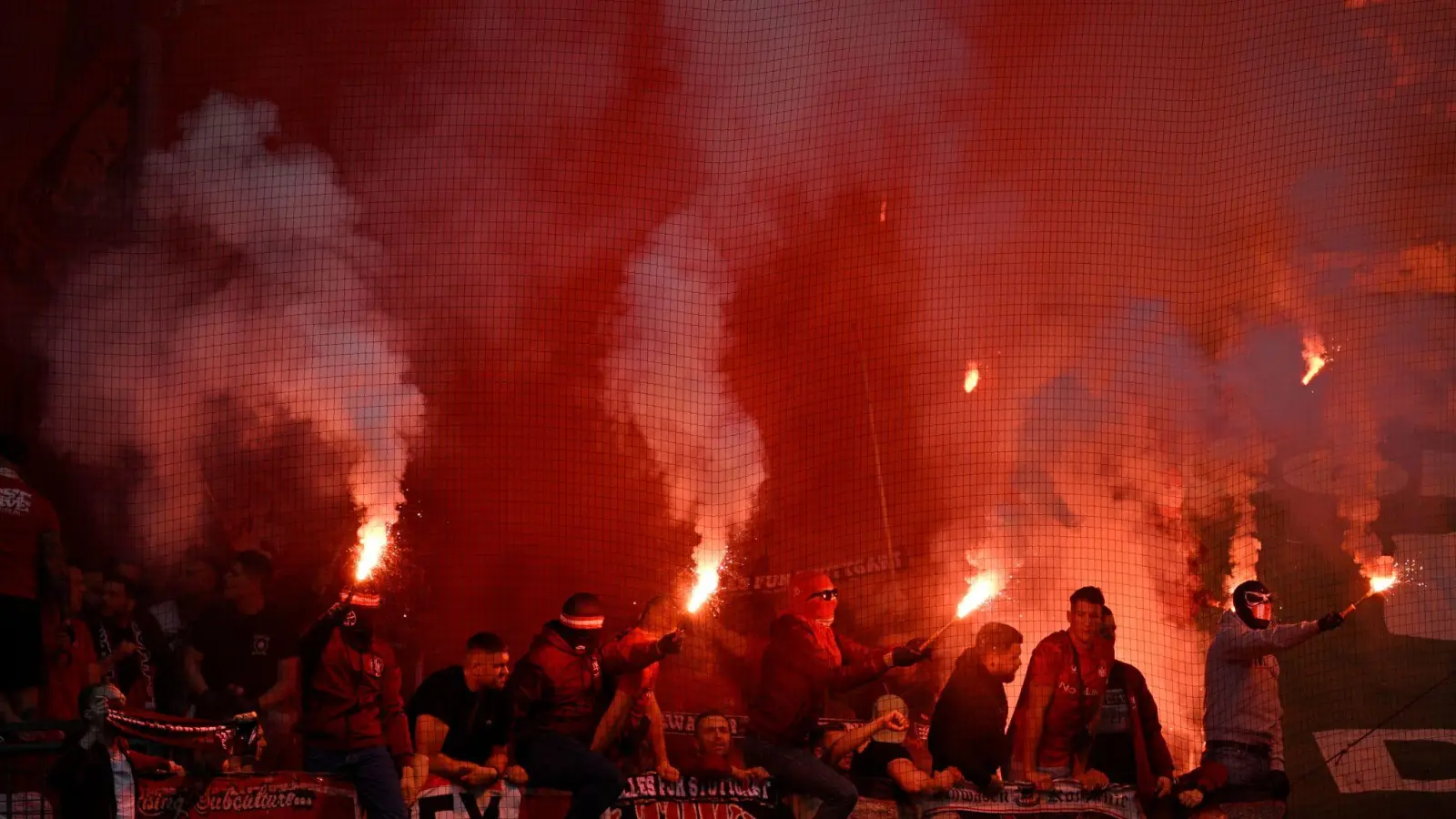 Pyrotechnik ist bei vielen Spielen in den Stadien zu sehen. (Archivbild) (Foto: Anke Waelischmiller/dpa)
