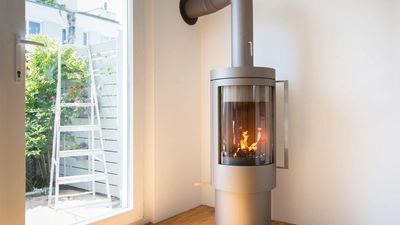 Feuer frei: Automatische Systeme wie Abbrandsteuerungen sorgen für effizientere und sauberere Verbrennung in Festbrennstofföfen. (Foto: Florian Schuh/dpa-tmn)