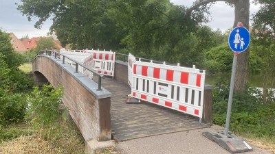 Eine unbekannte Frau hat am Mittwoch zwei Jungen vom Brückengeländer am Wörnitzsteg (hier während einer Baustelle zu sehen) gestoßen. (Archivbild: Lisa-Maria Liebing)