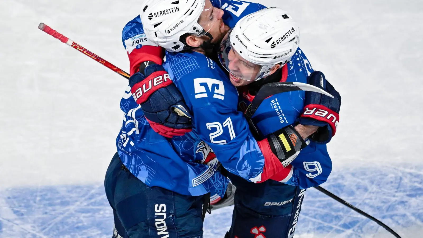 Die Adler Mannheim jubeln über den Einzug ins Playoff-Halbfinale. (Foto: Uwe Anspach/dpa)
