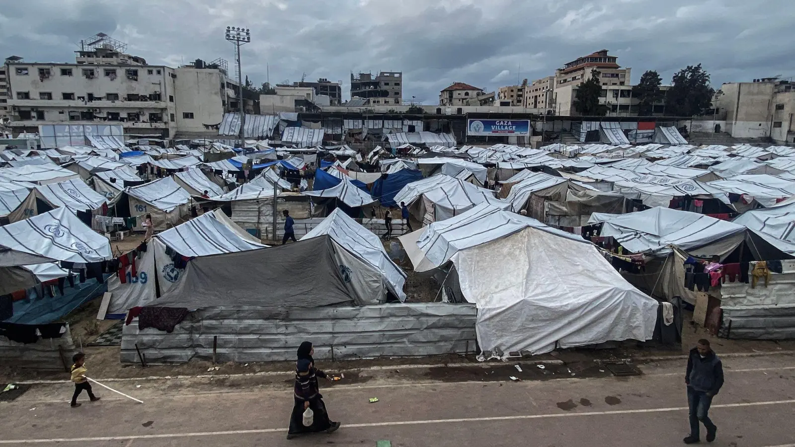 Nach UNRWA-Angaben sind bereits sieben Säuglinge an Unterkühlung gestorben. (Archivbild) (Foto: Hadi Daoud  Apaimages/APA Images via ZUMA Press Wire/dpa)