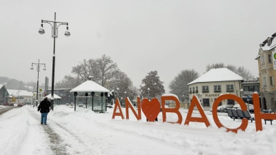 Die Promenade in Ansbach blieb am Montag ausnahmsweise leer: Es sind wegen des Schnees keine Busse gefahren.  (Foto: Evi Lemberger)