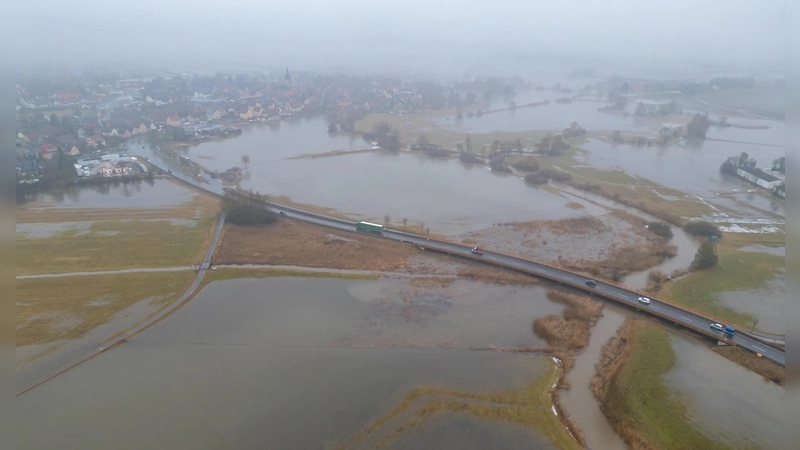 Die Umgebung von Uehlfeld hatte sich schon am Mittwochvormittag in eine Wasserlandschaft verwandelt. Seitdem ist der Pegel der Aisch noch spürbar gestiegen.  (Foto: Mirko Fryska)