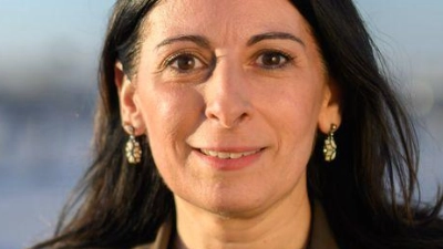 VW-Betriebsratschefin vor der Skyline des Wolfsburger VW-Werks. Von hier sollen künftig wieder mehr zentrale Ansagen kommen, fordert sie. (Foto: Julian Stratenschulte/dpa)